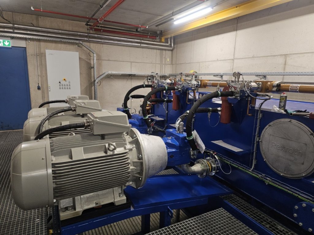 inspectie van hydraulisch systeem tijdens oplevering
