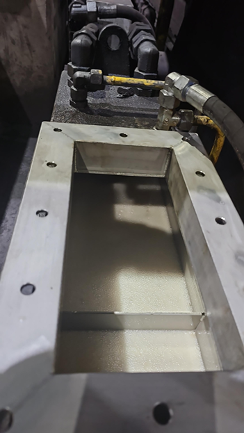 Cavitatie hydraulische installaties zichtbaar door schuimende olie in tank